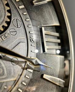 Leeds 59 cm Wanduhr Zahnrad Zählwerk Animation silber grau