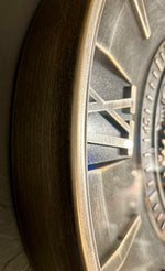 Lade das Bild in den Galerie-Viewer, Leeds 59 cm Wanduhr Zahnrad Zählwerk Animation silber grau
