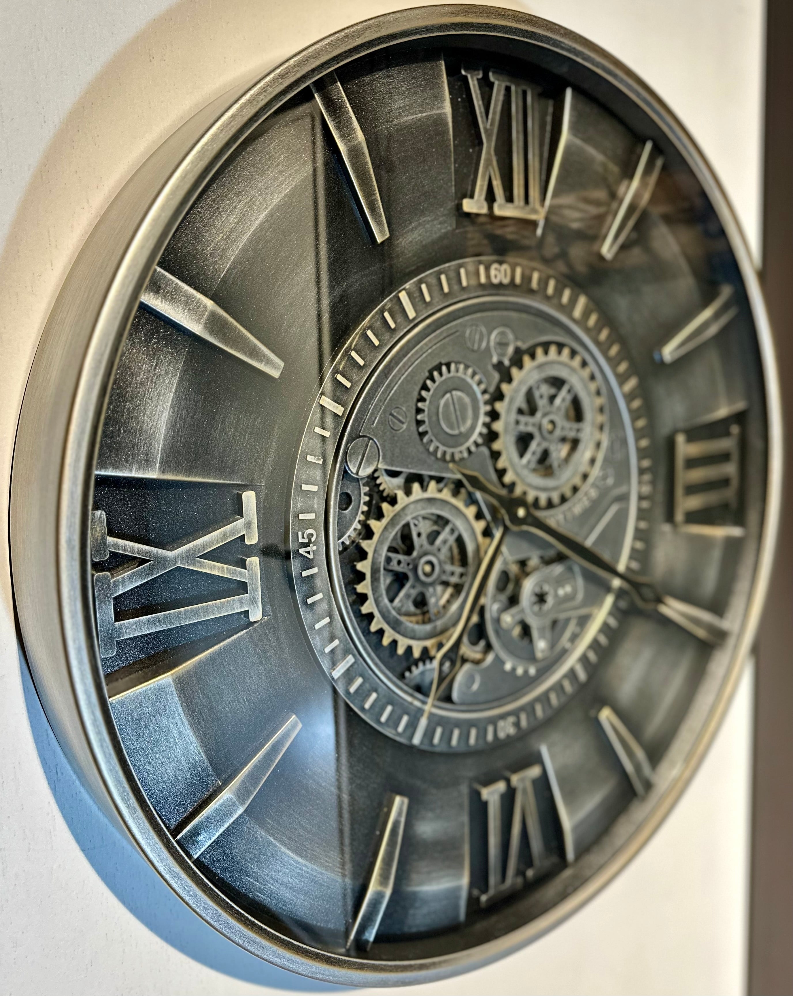 Leeds 59 cm Wanduhr Zahnrad Zählwerk Animation silber grau