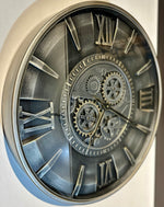 Lade das Bild in den Galerie-Viewer, Leeds 59 cm Wanduhr Zahnrad Zählwerk Animation silber grau
