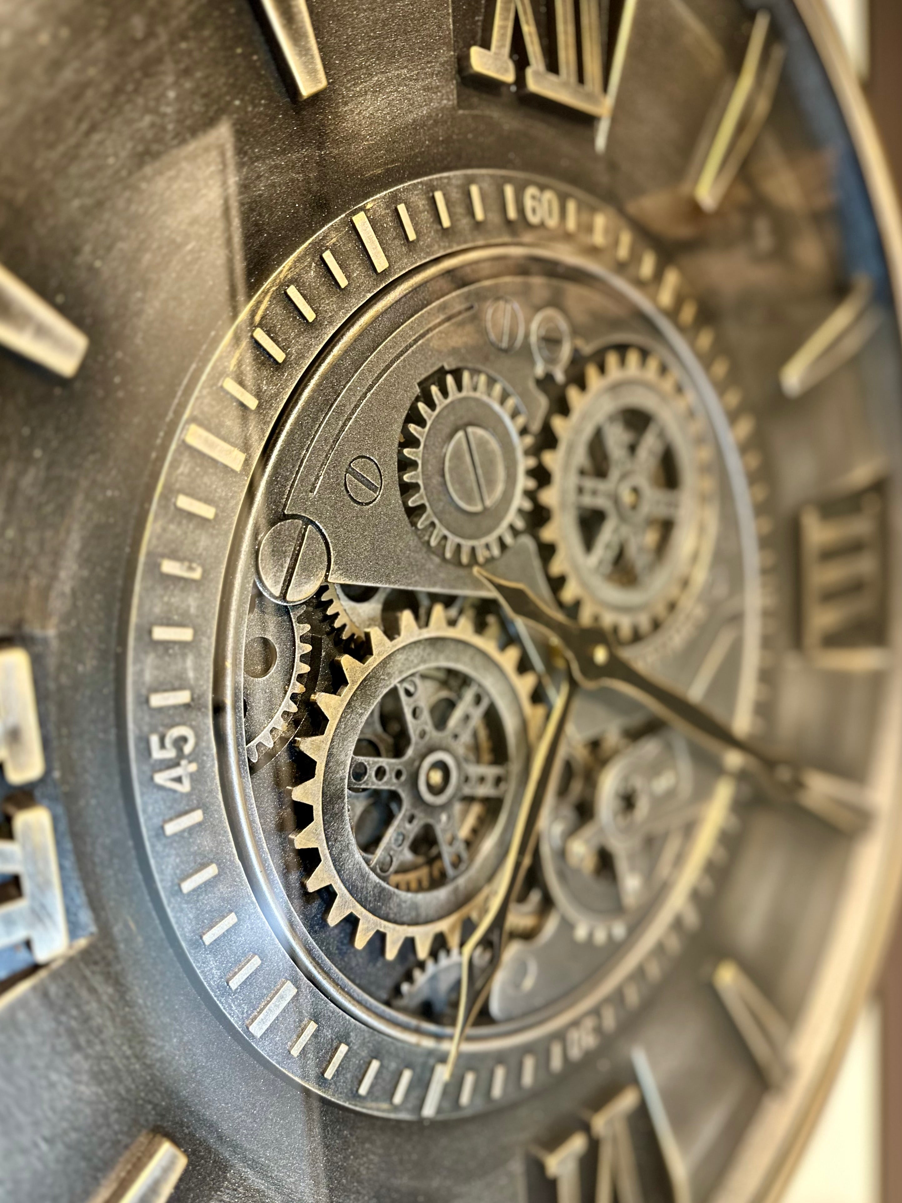 Leeds 59 cm Wanduhr Zahnrad Zählwerk Animation silber grau