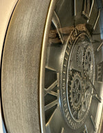 Lade das Bild in den Galerie-Viewer, Leeds 59 cm Wanduhr Zahnrad Zählwerk Animation silber grau
