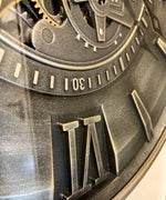 Lade das Bild in den Galerie-Viewer, Leeds 59 cm Wanduhr Zahnrad Zählwerk Animation silber grau
