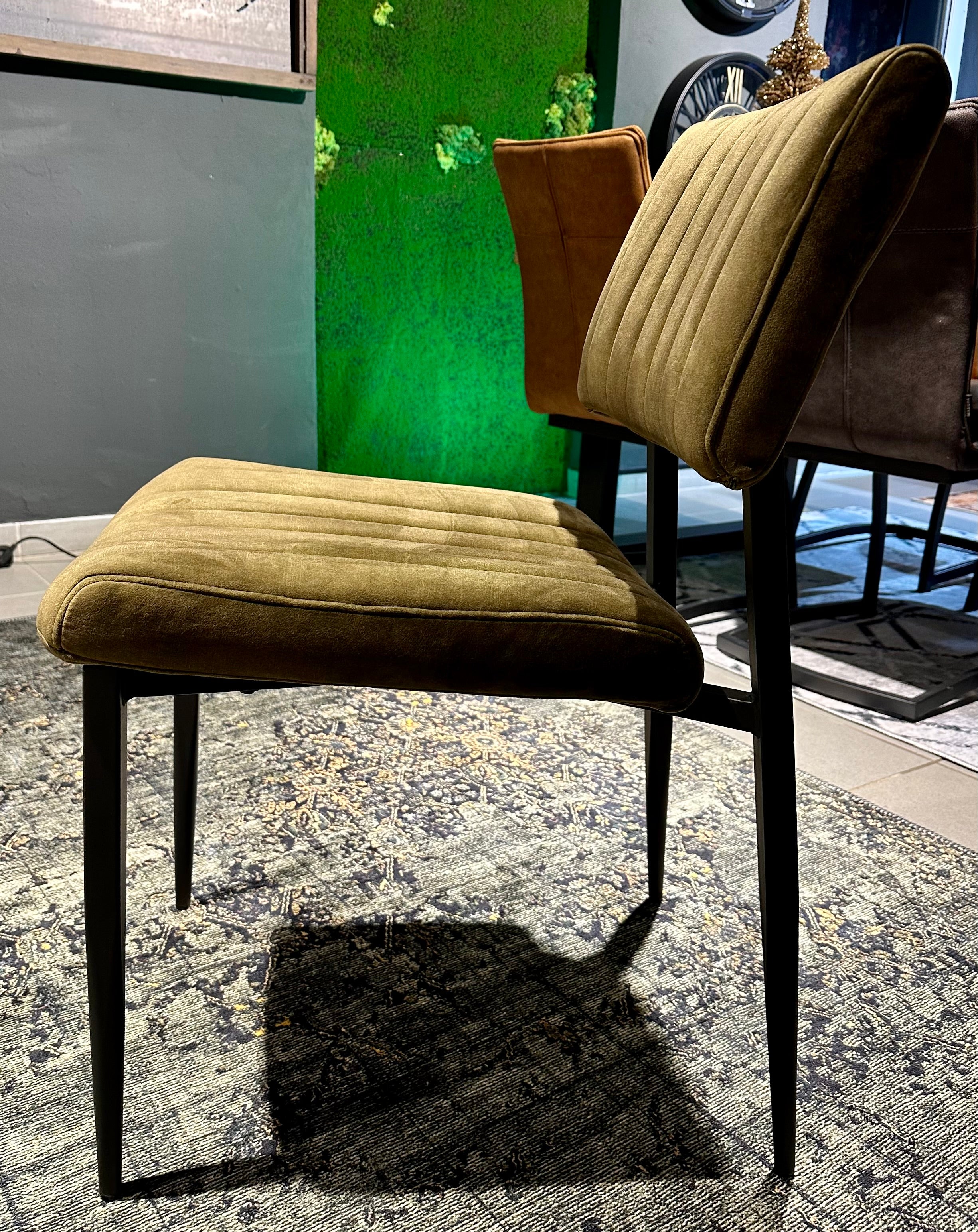 Stuhl Ivanka Samt in 3 Farben ocker-gelb grün anthrazit-grau mit Metallgestell