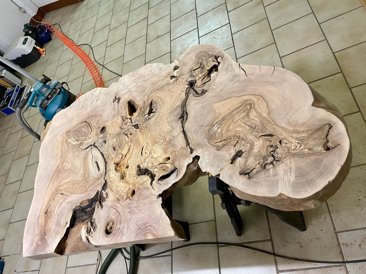 Massiver Epoxid Couchtisch aus Edelesche Holz 150 cm Epoxy Wohnzimmer Tisch Echtholz