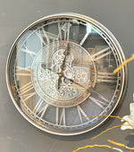 Lade das Bild in den Galerie-Viewer, KENSINGTON 55 cm Wanduhr Zahnrad Zählwerk Animation silber grau.
