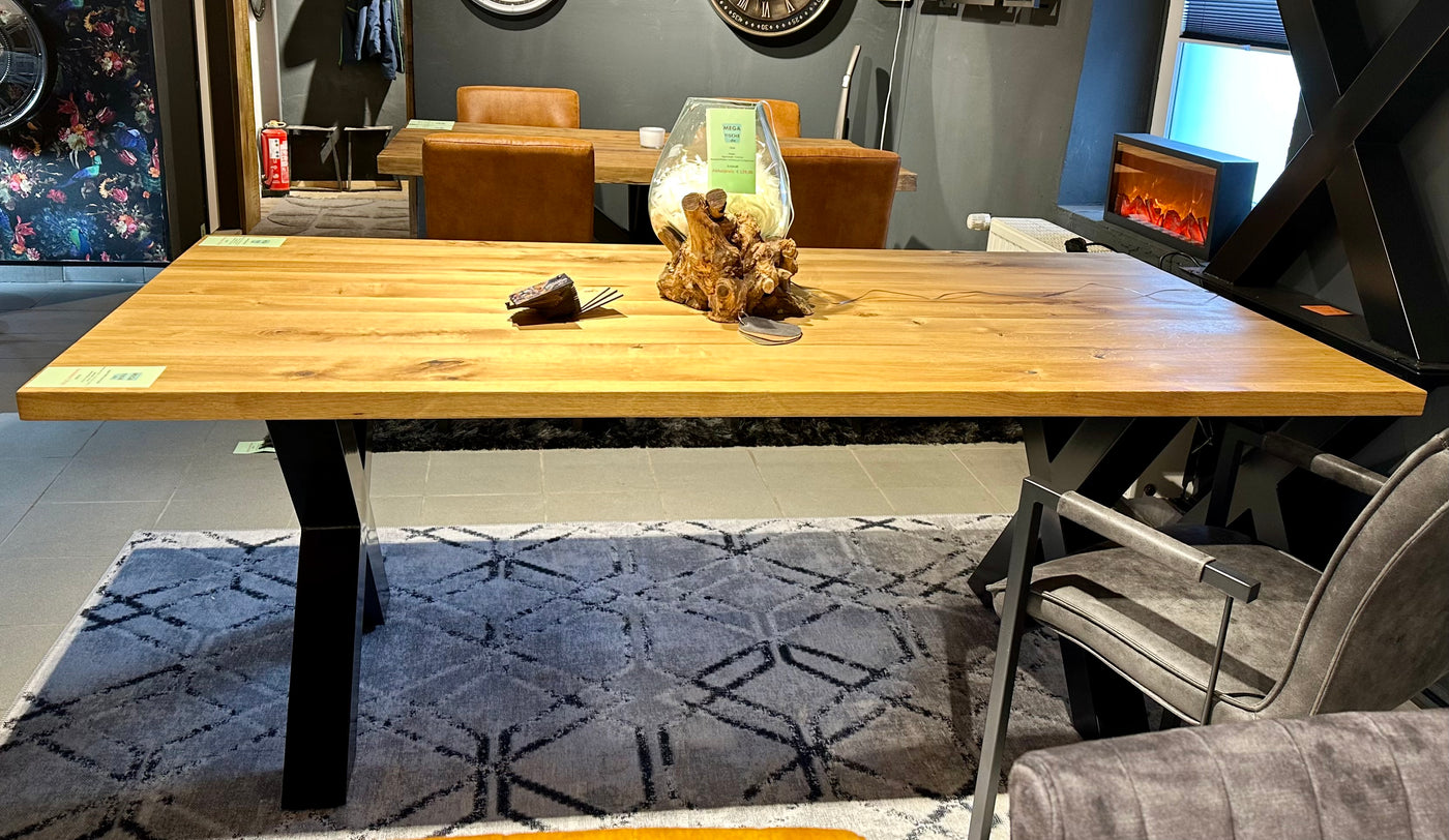 Table de salle à manger Hamburg en chêne massif de 200 à 300 cm, épaisseur 4 cm, bois huilé avec piétement en métal en X noir, 6 tailles