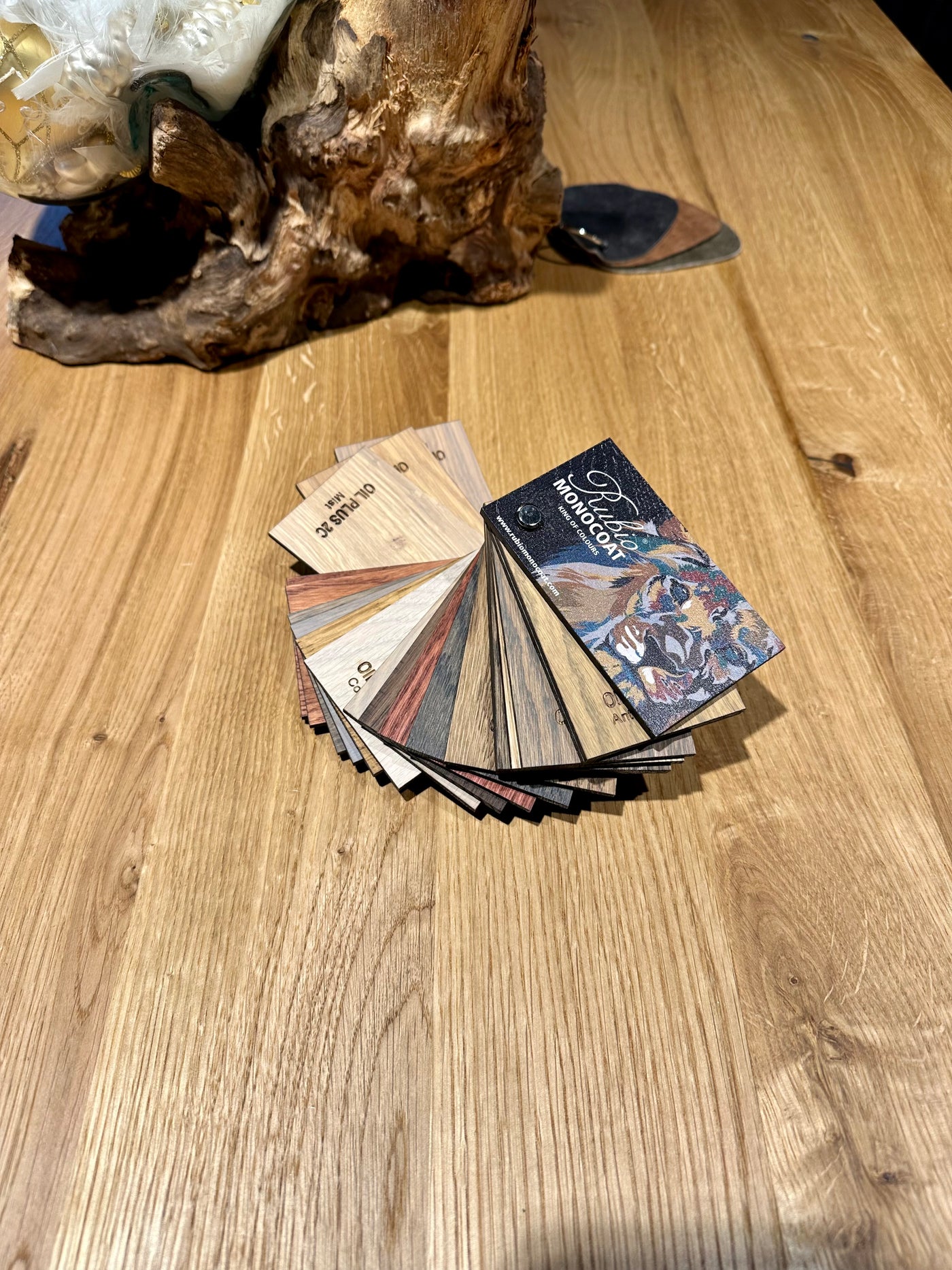 Table de salle à manger Hamburg en chêne massif de 200 à 300 cm, épaisseur 4 cm, bois huilé avec piétement en métal en X noir, 6 tailles