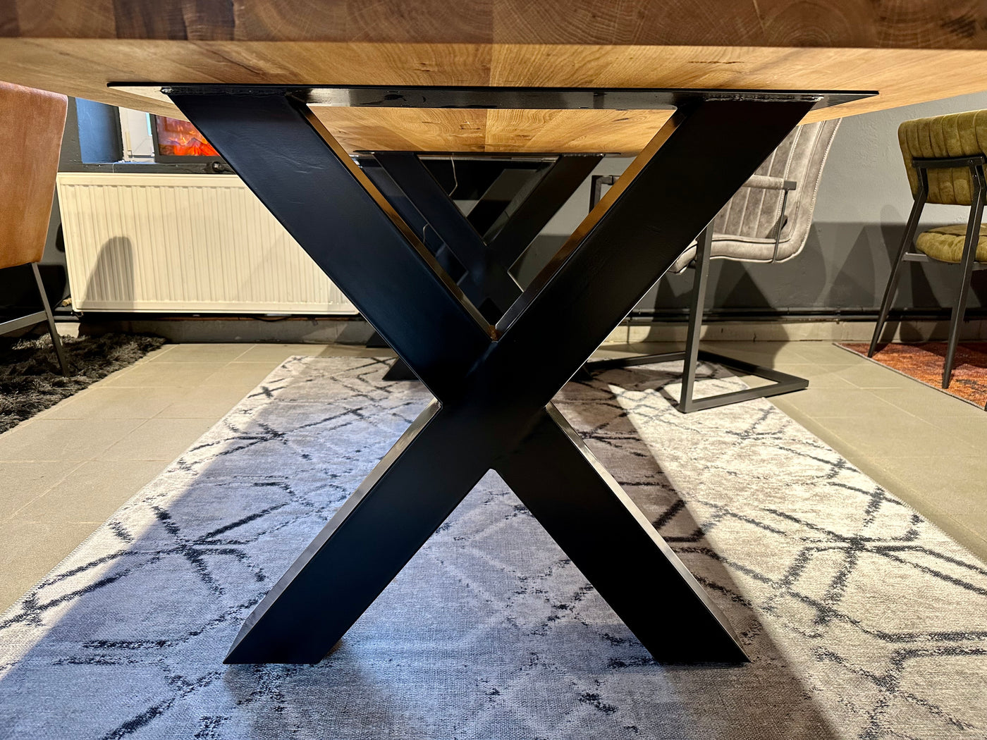 Table de salle à manger Hamburg en chêne massif de 200 à 300 cm, épaisseur 4 cm, bois huilé avec piétement en métal en X noir, 6 tailles