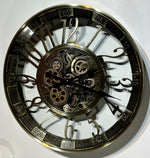 Lade das Bild in den Galerie-Viewer, Wanduhr Brüssel 55 cm mit Animation gold-silber Zählwerk drehend Zahnrad Industrial Zahnräder
