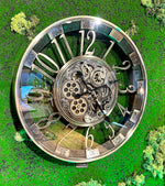Lade das Bild in den Galerie-Viewer, Wanduhr Brüssel 55 cm mit Animation gold-silber Zählwerk drehend Zahnrad Industrial Zahnräder
