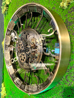 Lade das Bild in den Galerie-Viewer, Wanduhr Brüssel 55 cm mit Animation gold-silber Zählwerk drehend Zahnrad Industrial Zahnräder
