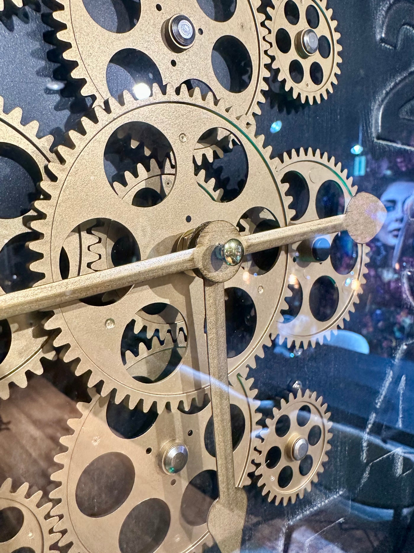 Wanduhr 46 cm SYDNEY gold schwarz mit Animation Zählwerk Zahnrad
