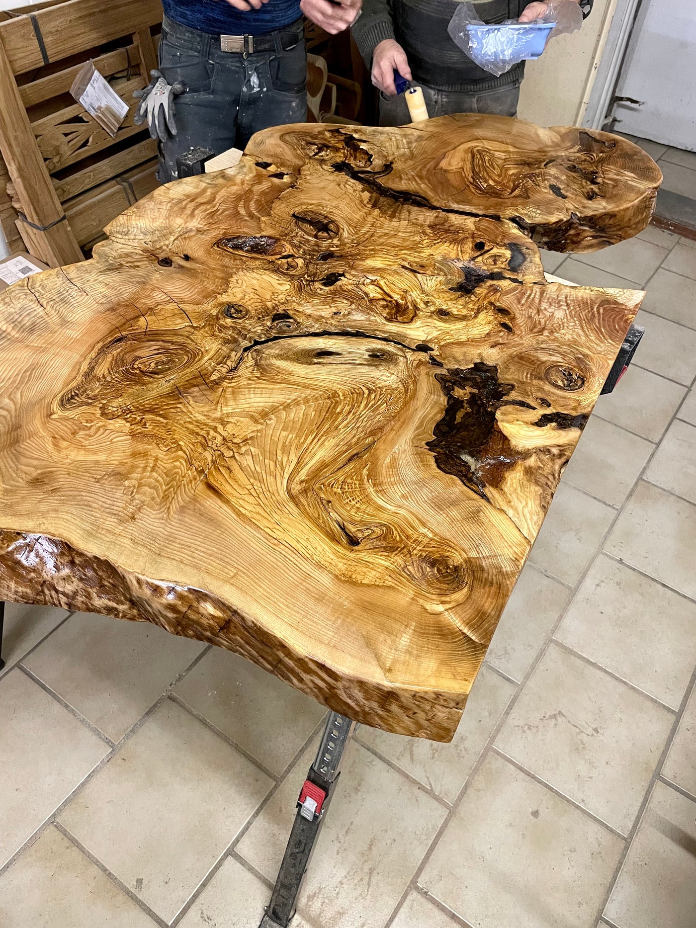 Massiver Epoxid Couchtisch aus Edelesche Holz 150 cm Epoxy Wohnzimmer Tisch Echtholz