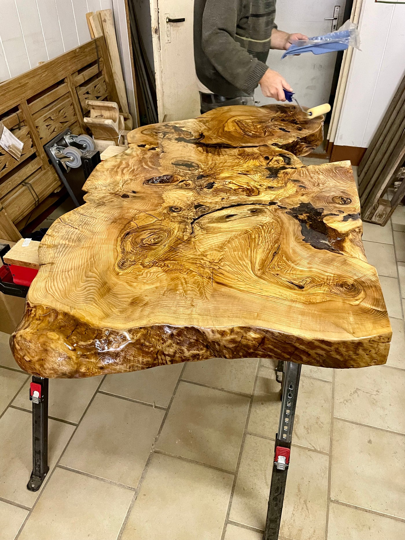 Massiver Epoxid Couchtisch aus Edelesche Holz 150 cm Epoxy Wohnzimmer Tisch Echtholz