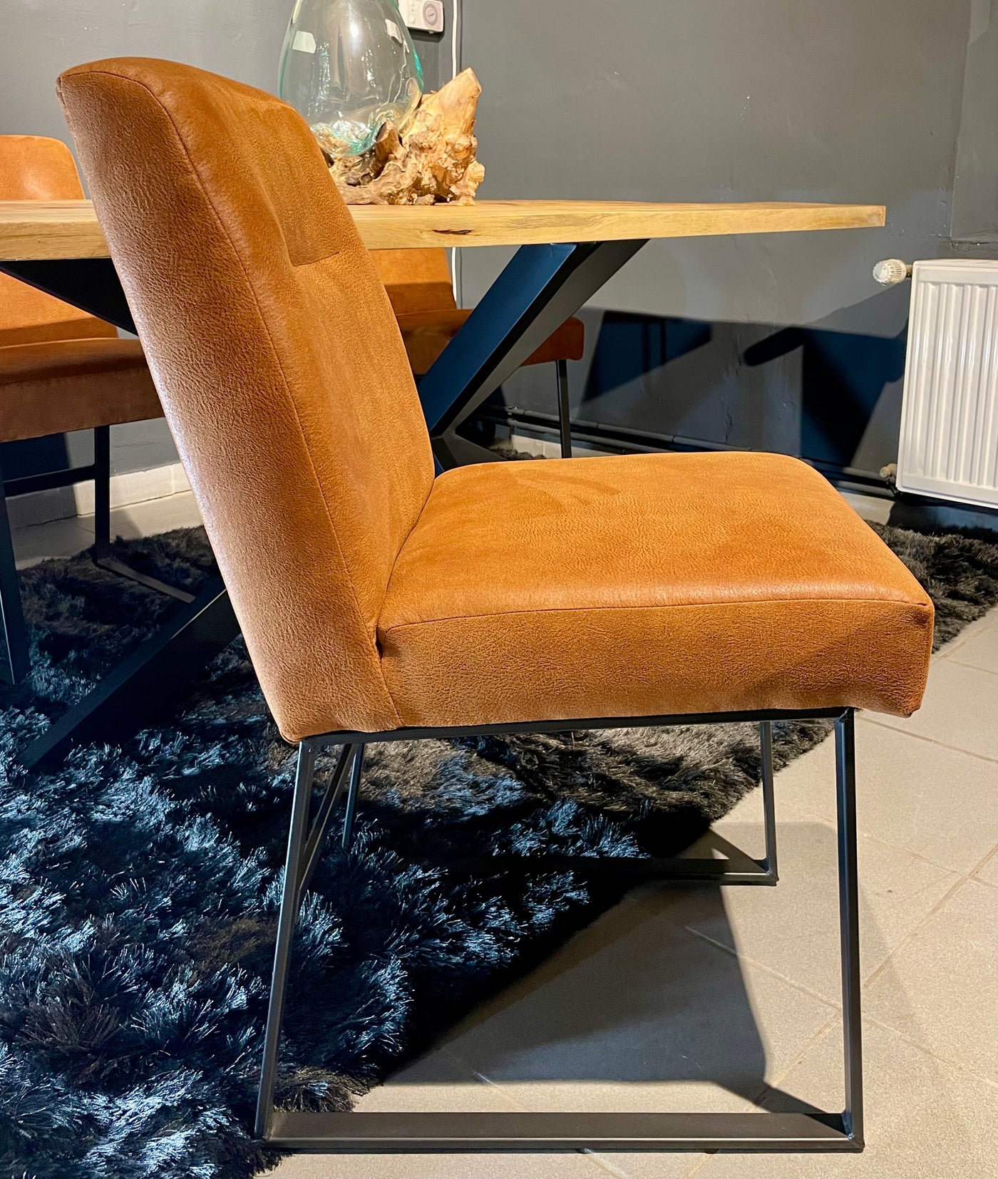 Stuhl Breda Mikrofaser in Cognac Braun mit Metallgestell