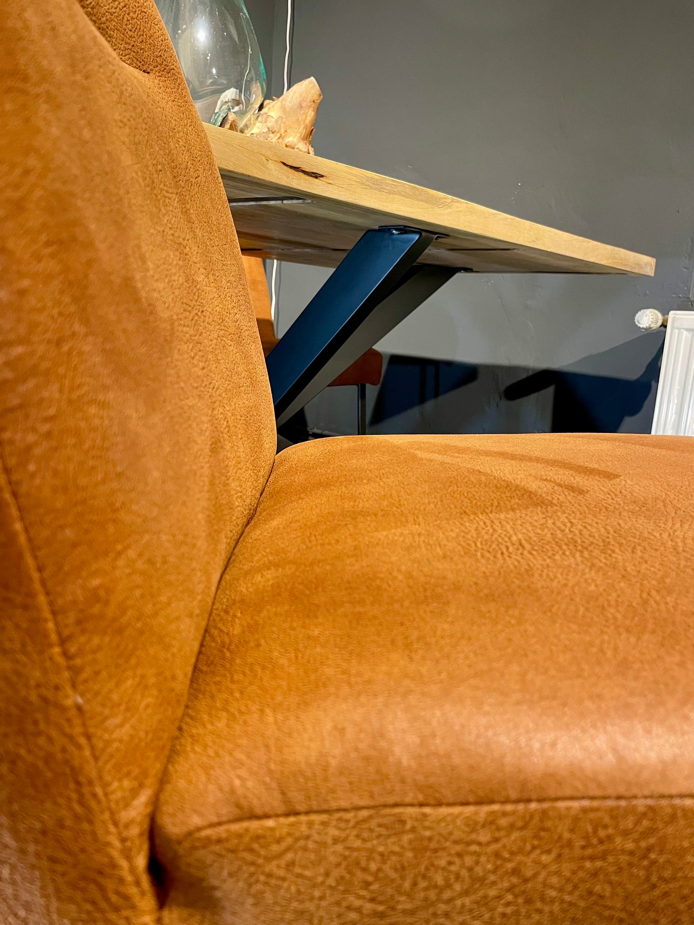 Stuhl Breda Mikrofaser in Cognac Braun mit Metallgestell