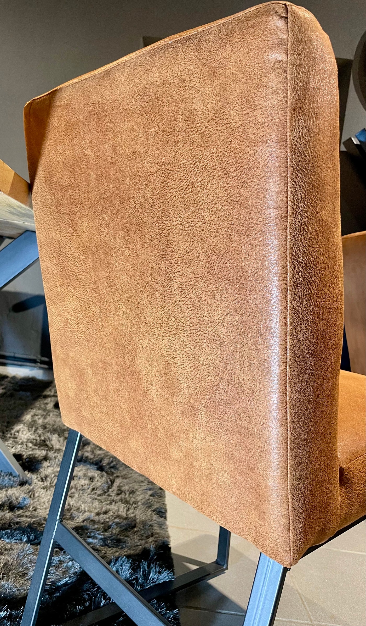 Stuhl Breda Mikrofaser in Cognac Braun mit Metallgestell