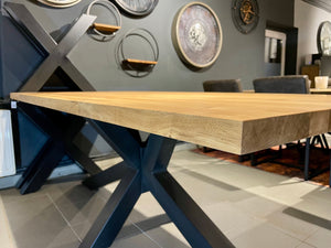 Esstisch Köln Eiche massiv 200 bis 320 in 4 cm Dicke Holz geölt mit Spider Metall Gestell schwarz 6 Größen