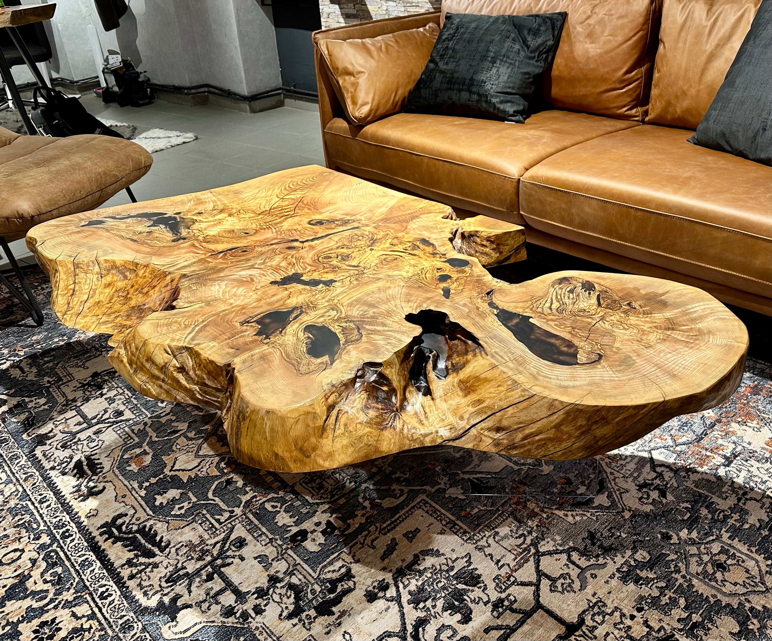 massiver epoxid couchtisch aus edelesche holz 150 cm epoxy wohnzimmer