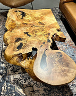 Lade das Bild in den Galerie-Viewer, Massiver Epoxid Couchtisch aus Edelesche Holz 150 cm Epoxy Wohnzimmer Tisch Echtholz
