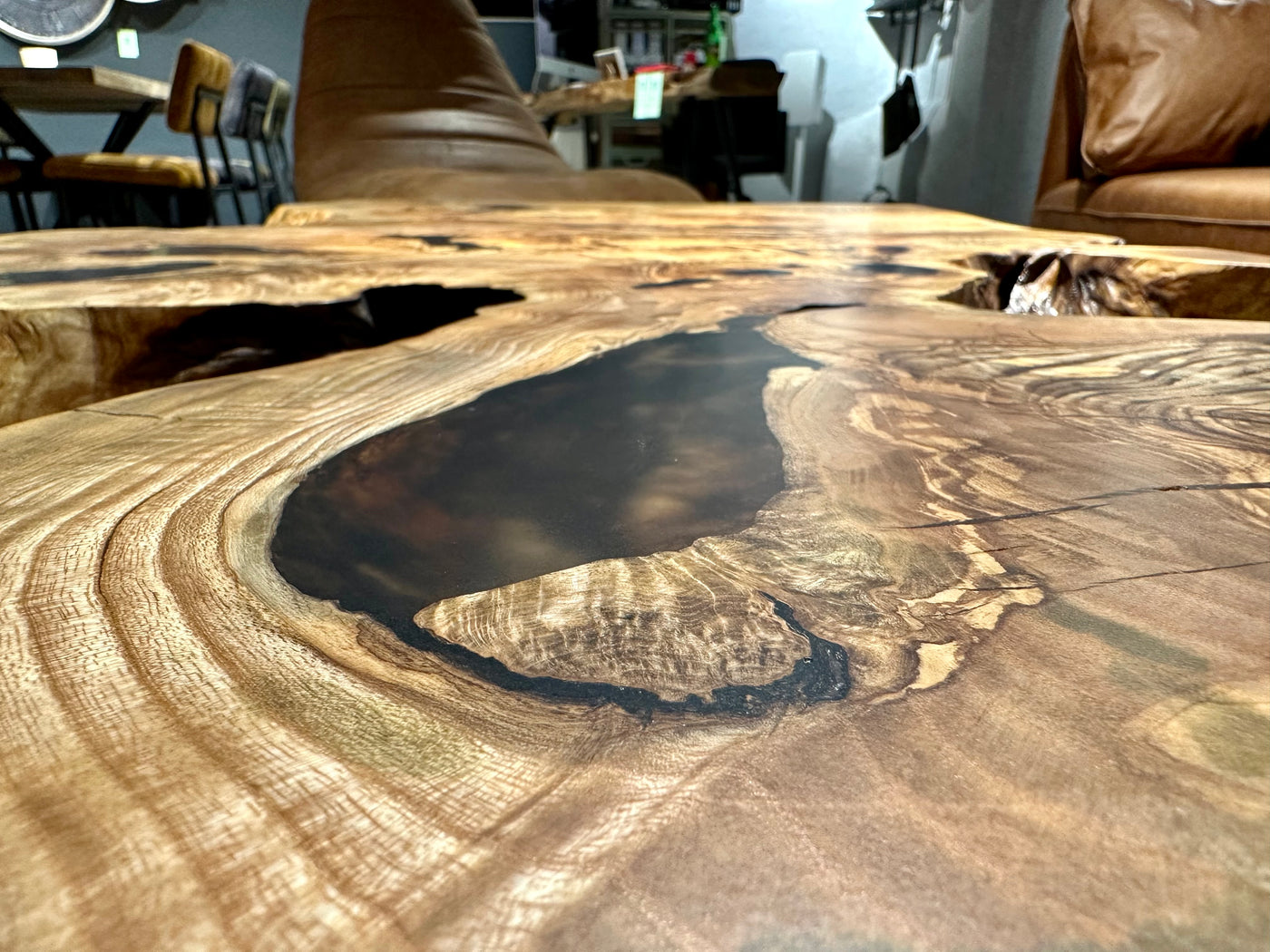 Massiver Epoxid Couchtisch aus Edelesche Holz 150 cm Epoxy Wohnzimmer Tisch Echtholz