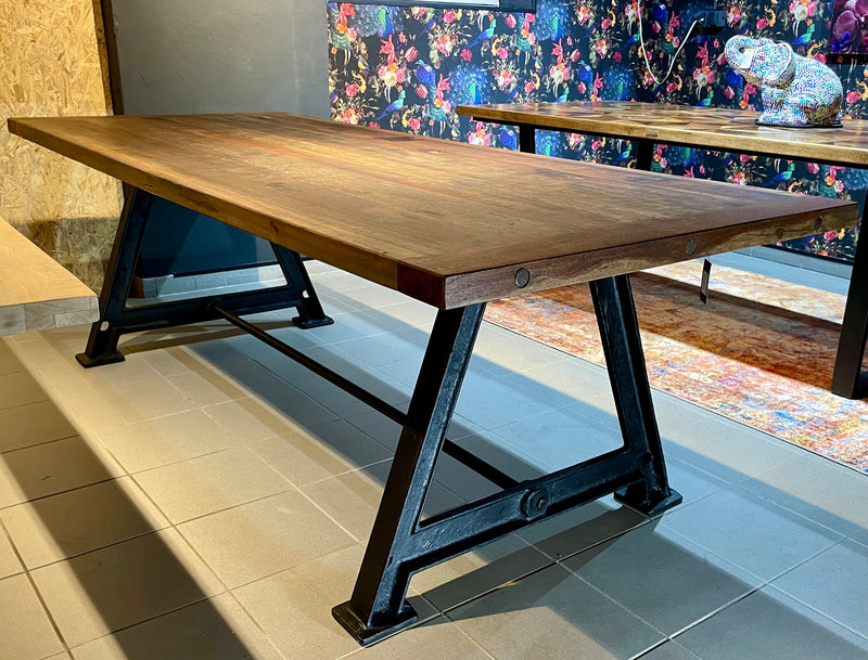 Altholz Esstisch Rom 180 / 200 / 240 cm dunkel gebeizt Massivholz mit Gusseisen Gestell schwarz