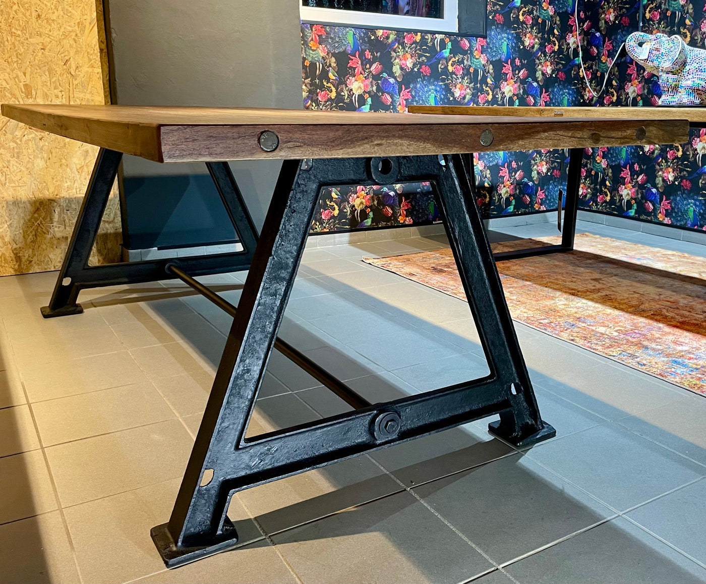 Altholz Esstisch Rom 180 / 200 / 240 cm dunkel gebeizt Massivholz mit Gusseisen Gestell schwarz