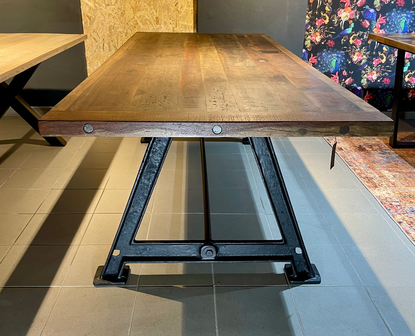 Altholz Esstisch Rom 180 / 200 / 240 cm dunkel gebeizt Massivholz mit Gusseisen Gestell schwarz
