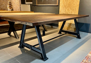 Altholz Esstisch Rom 180 / 200 / 240 cm dunkel gebeizt Massivholz mit Gusseisen Gestell schwarz