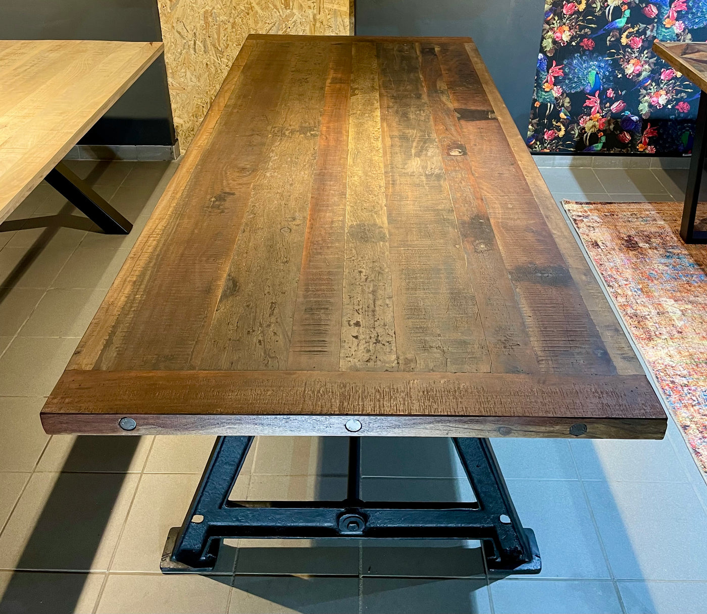 Altholz Esstisch Rom 180 / 200 / 240 cm dunkel gebeizt Massivholz mit Gusseisen Gestell schwarz
