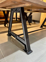 Altholz Esstisch Rom 180 / 200 / 240 cm dunkel gebeizt Massivholz mit Gusseisen Gestell schwarz