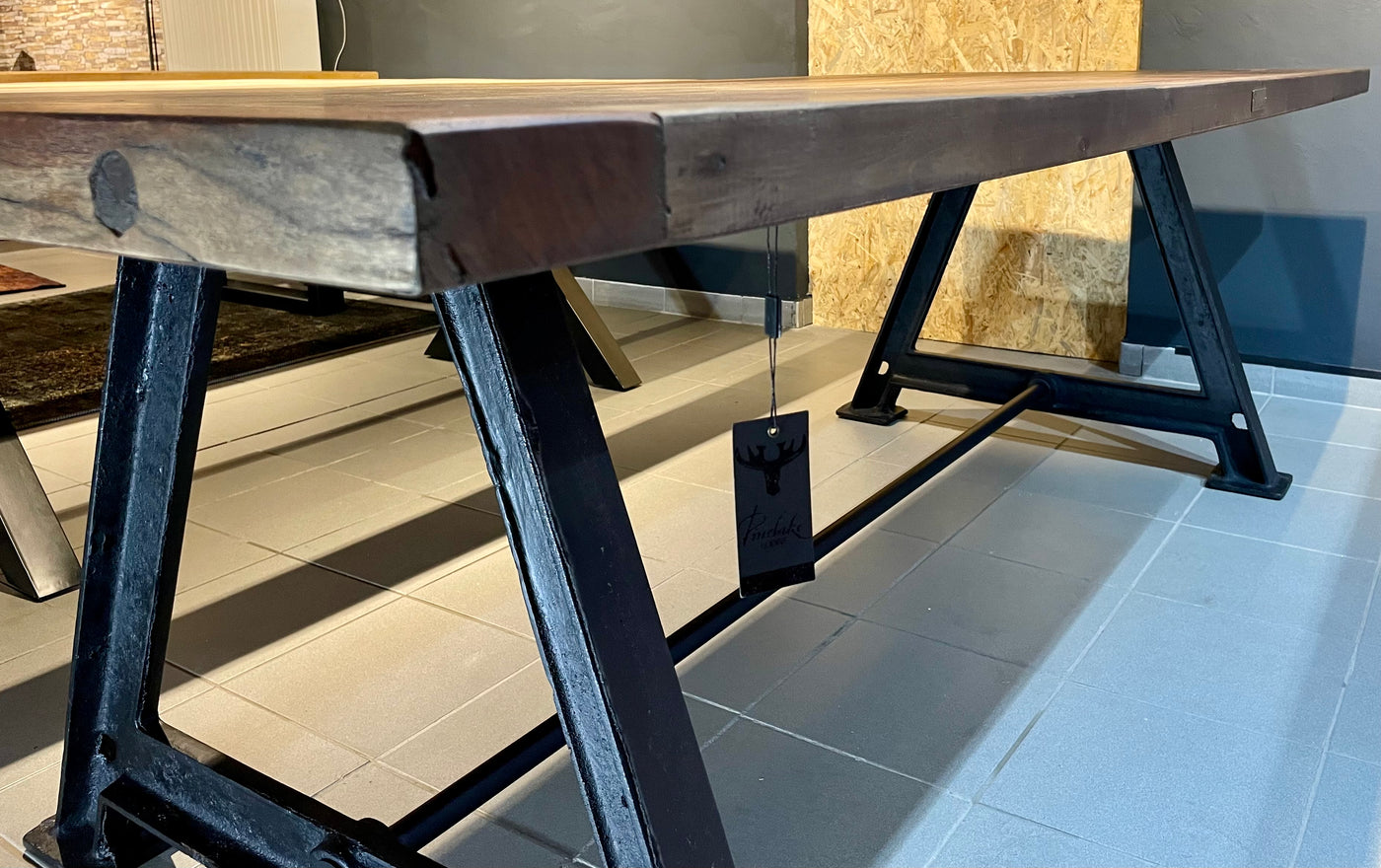 Altholz Esstisch Rom 180 / 200 / 240 cm dunkel gebeizt Massivholz mit Gusseisen Gestell schwarz