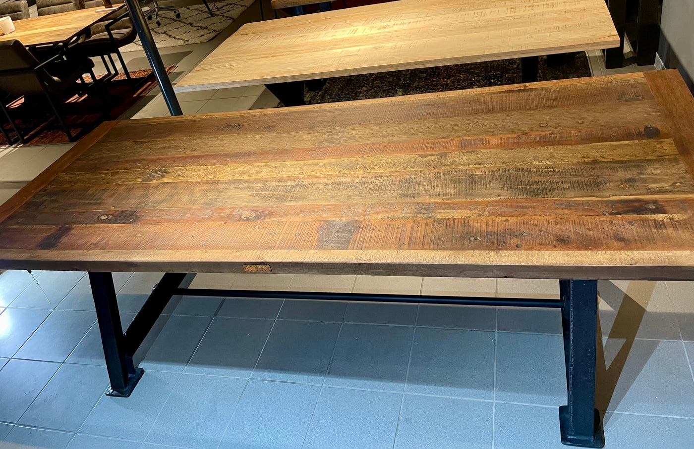 Altholz Esstisch Rom 180 / 200 / 240 cm dunkel gebeizt Massivholz mit Gusseisen Gestell schwarz