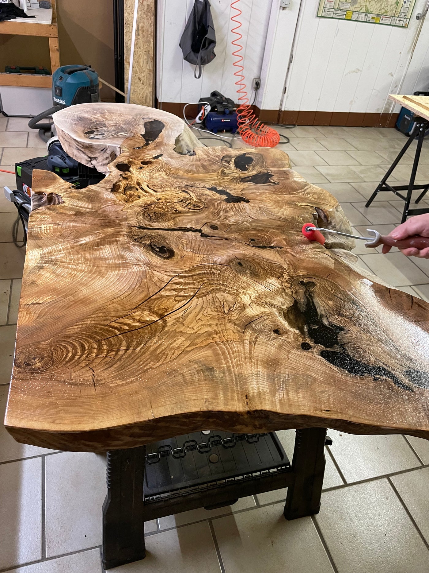 Massiver Epoxid Couchtisch aus Edelesche Holz 150 cm Epoxy Wohnzimmer Tisch Echtholz