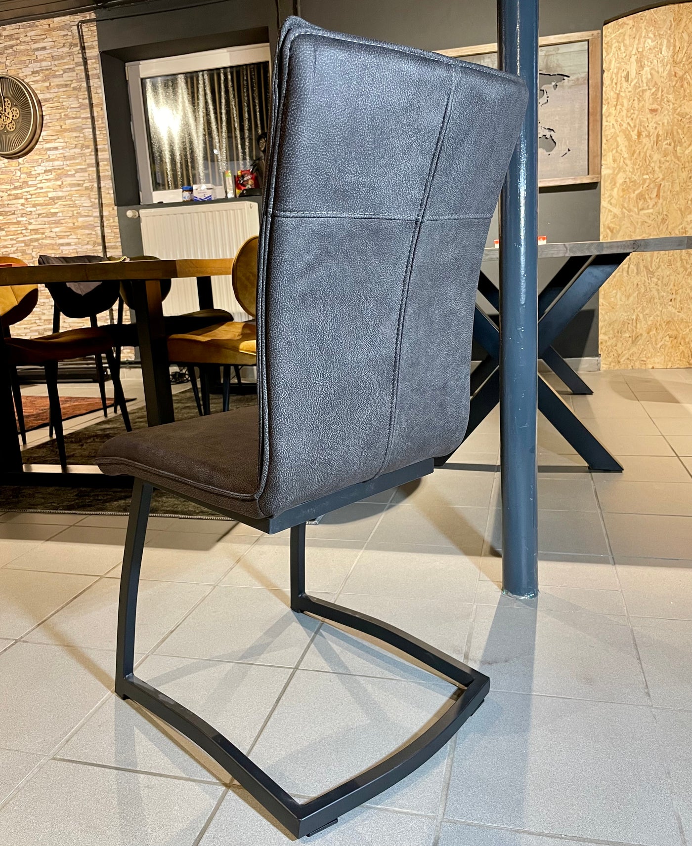 Freischwinger Stuhl Amaro Kunstleder in 3 Farben Cognac Grün Anthrazit mit Metallgestell