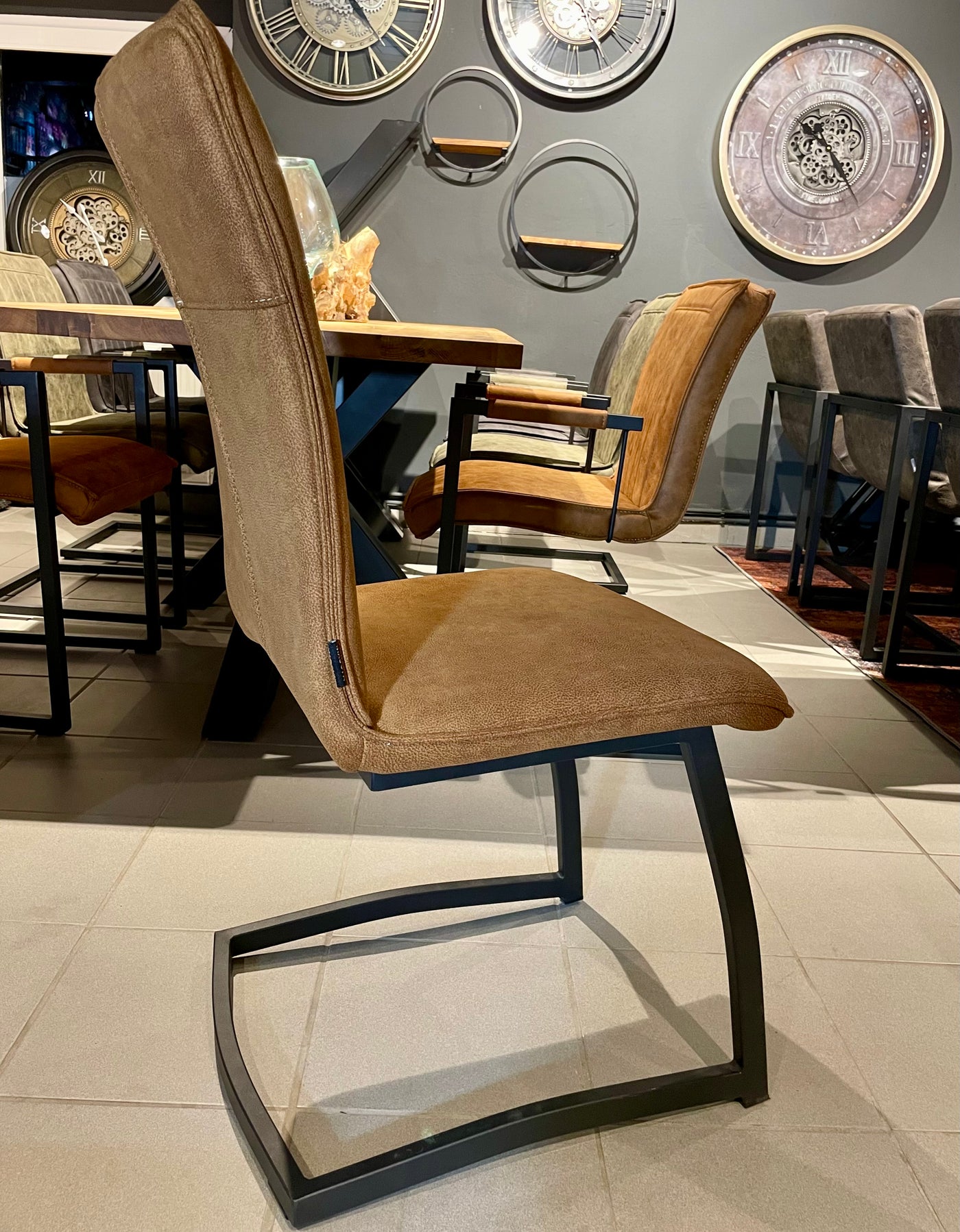 Freischwinger Stuhl Amaro Kunstleder in 3 Farben Cognac Grün Anthrazit mit Metallgestell