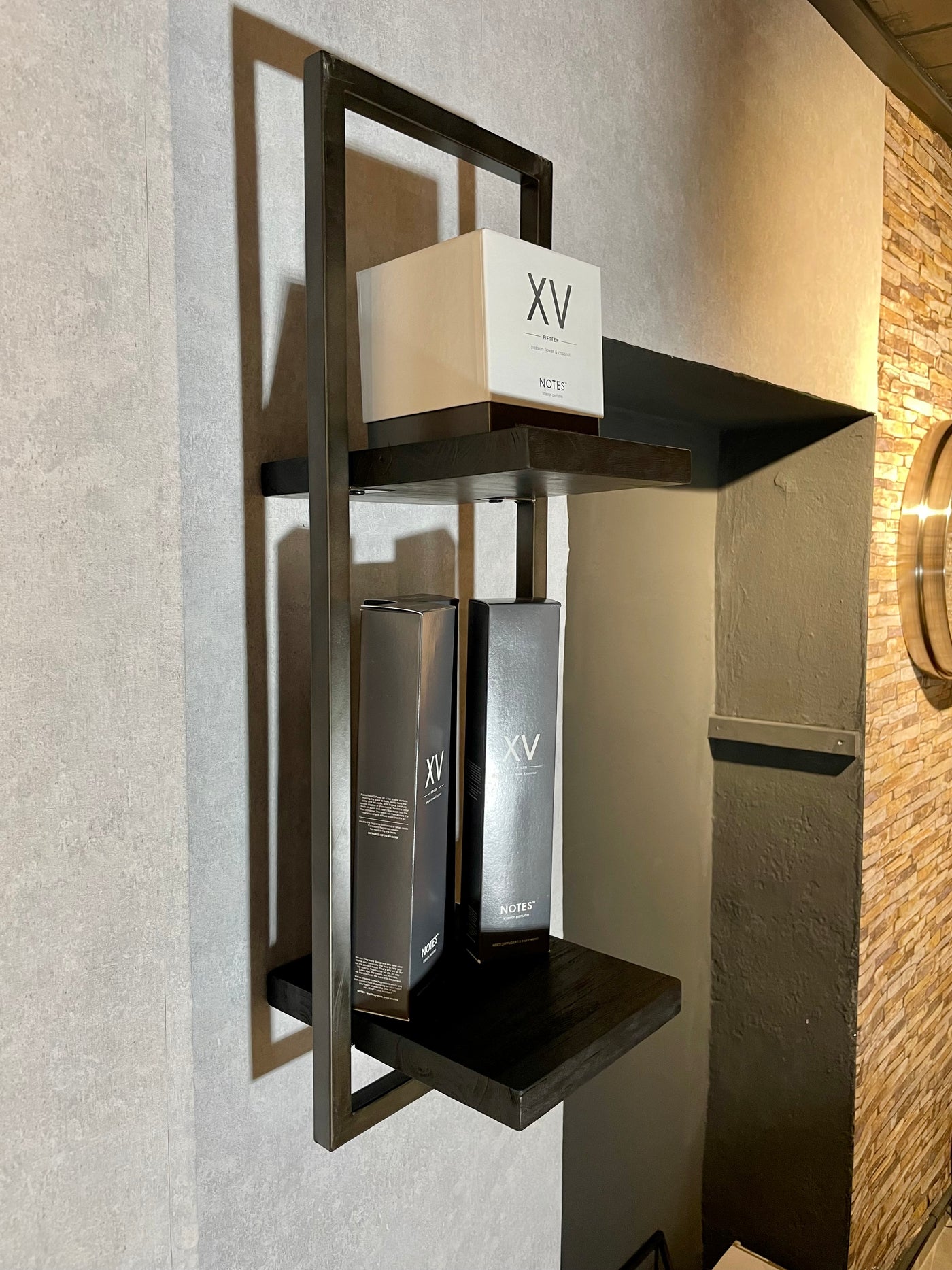 BLACK SHELFMATE Étagère murale Type D noire Meuble industriel Teck Métal Acier brut Étagère suspendue Style industriel Étagère aspect vieilli Bois de teck