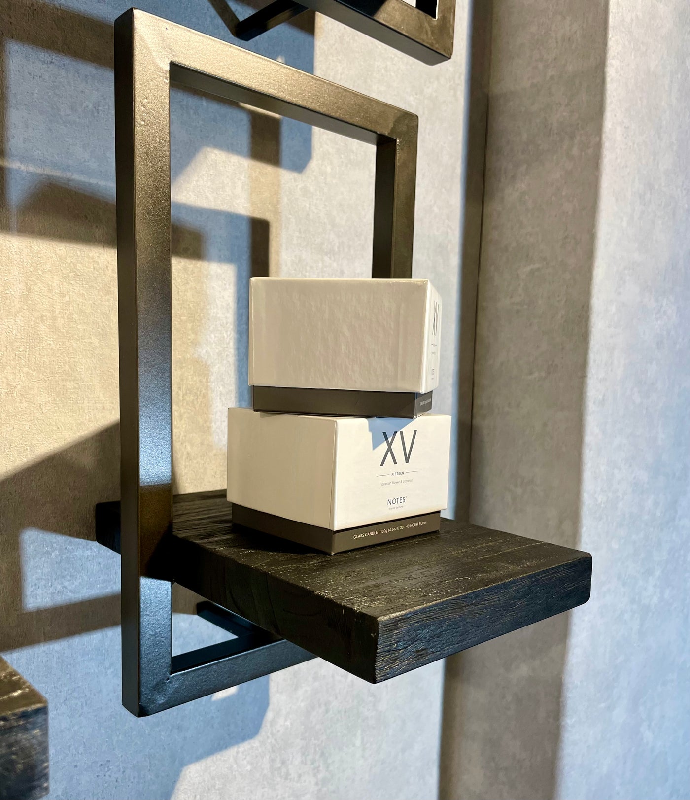 BLACK SHELFMATE Étagère murale Type E noire Meuble industriel Teck Métal Acier brut Étagère suspendue Style industriel Étagère aspect vieilli Bois de teck