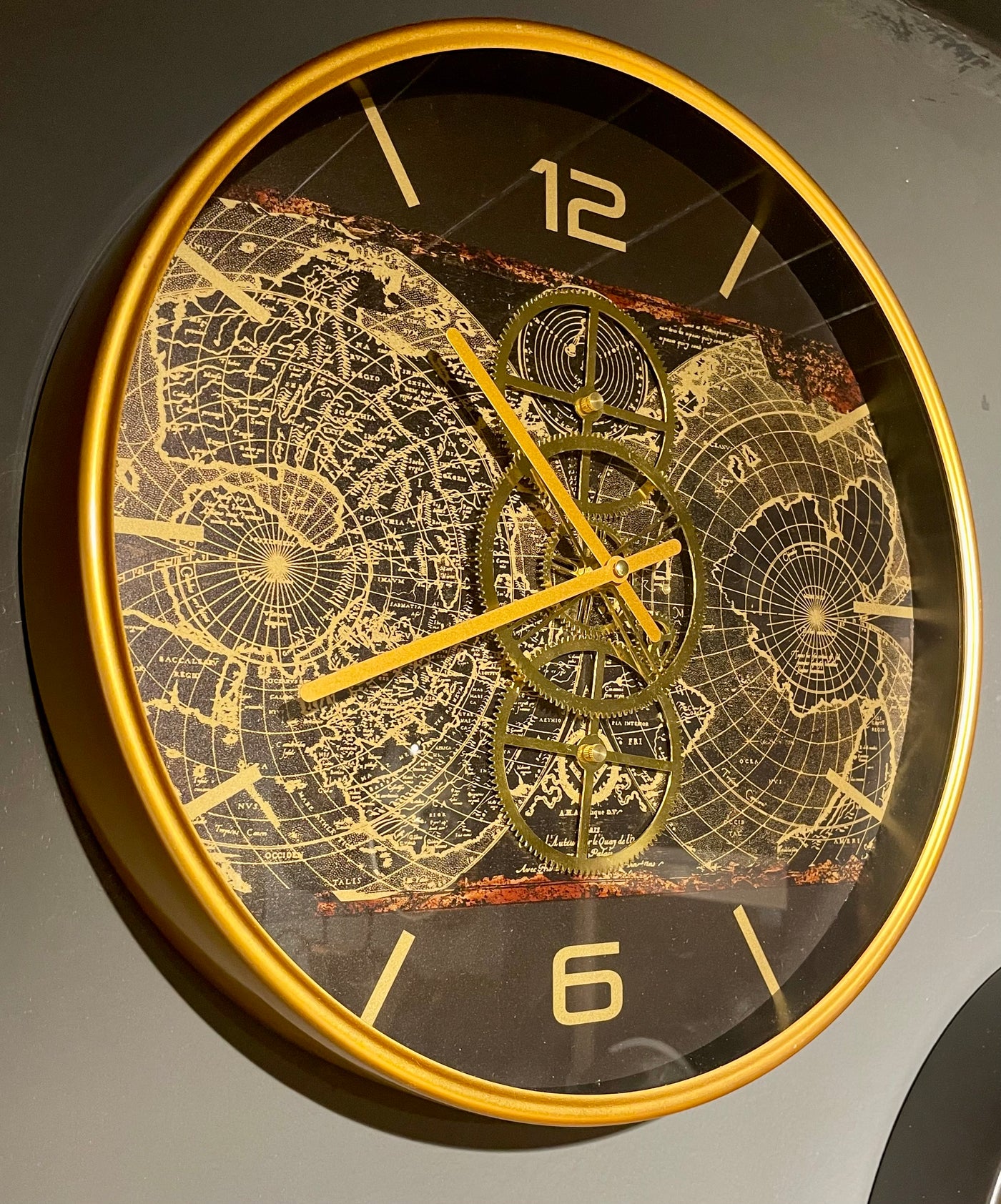 Golden Atlas Zahnrad Wanduhr 46 cm gold Beton grau animiert drehend