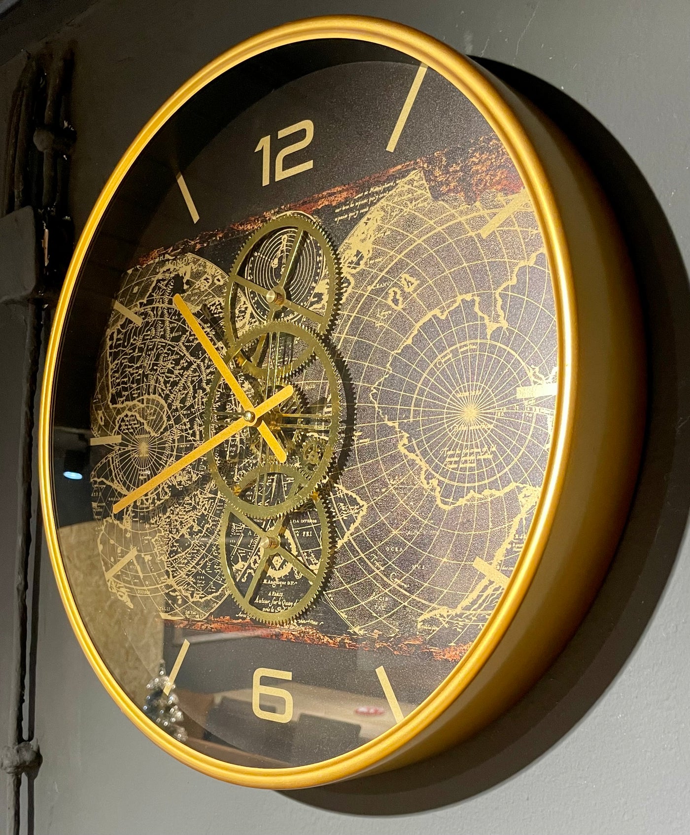 Golden Atlas Zahnrad Wanduhr 46 cm gold Beton grau animiert drehend