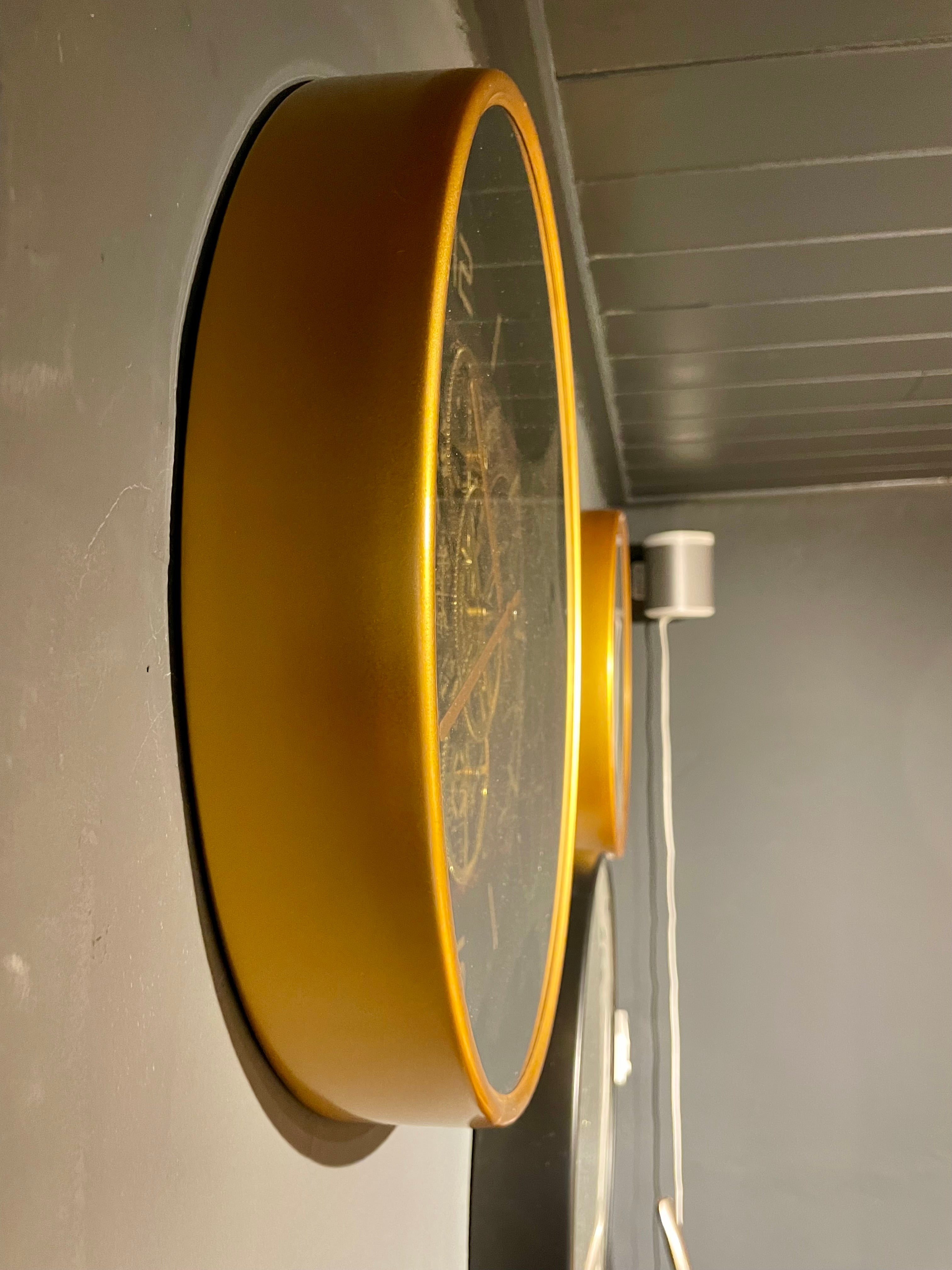 Golden Atlas Zahnrad Wanduhr 46 cm gold Beton grau animiert drehend