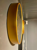 Lade das Bild in den Galerie-Viewer, Golden Atlas Zahnrad Wanduhr 46 cm gold Beton grau animiert drehend
