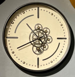 Lade das Bild in den Galerie-Viewer, Denver Zahnrad Wanduhr 46 cm Schwarz weiss animiert drehend
