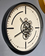 Lade das Bild in den Galerie-Viewer, Denver Zahnrad Wanduhr 46 cm Schwarz weiss animiert drehend
