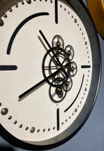 Lade das Bild in den Galerie-Viewer, Denver Zahnrad Wanduhr 46 cm Schwarz weiss animiert drehend
