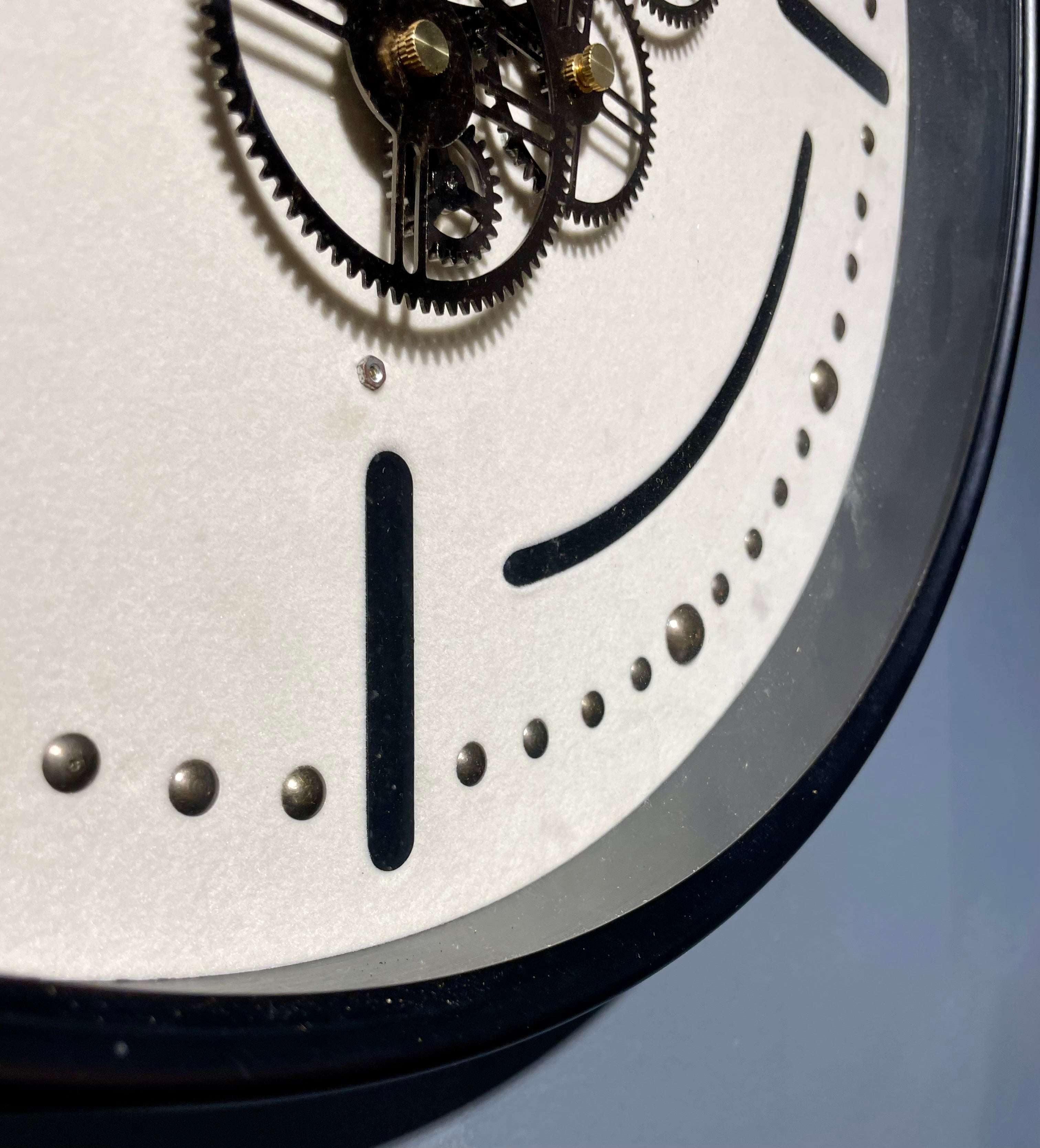 Denver Zahnrad Wanduhr 46 cm Schwarz weiss animiert drehend
