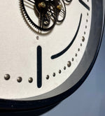 Lade das Bild in den Galerie-Viewer, Denver Zahnrad Wanduhr 46 cm Schwarz weiss animiert drehend
