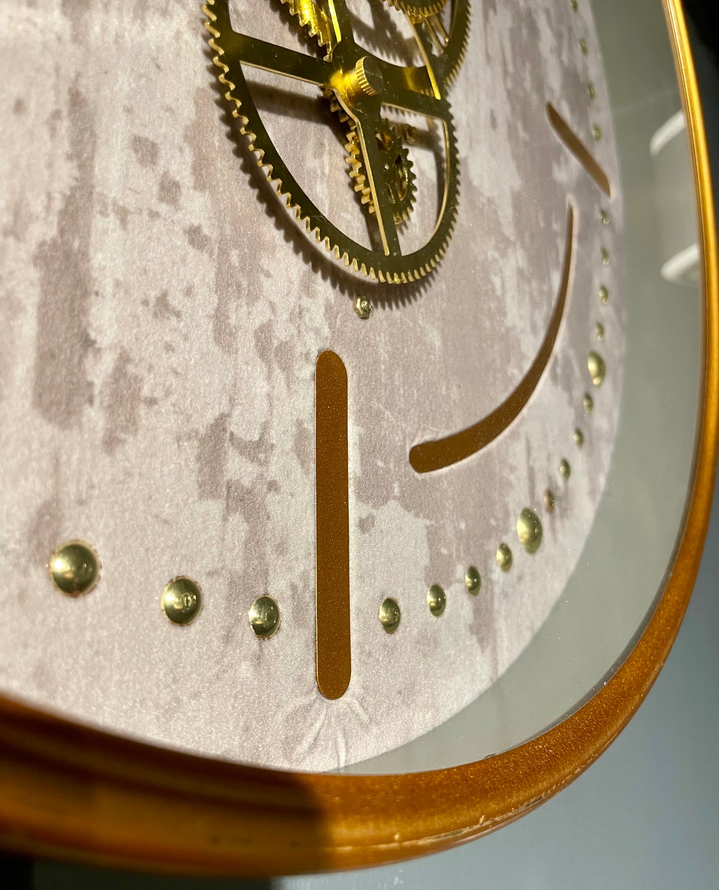 Aladin Zahnrad Wanduhr 46 cm gold Beton grau animiert drehend