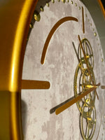 Lade das Bild in den Galerie-Viewer, Aladin Zahnrad Wanduhr 46 cm gold Beton grau animiert drehend
